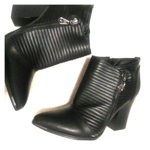 G By Guess womens trendy and sleek black bootie